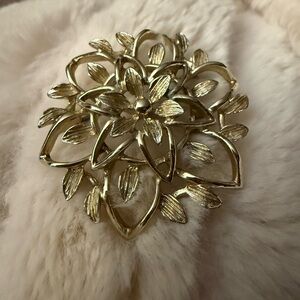 Sarah Coventry Gold Tone Floral Brooch